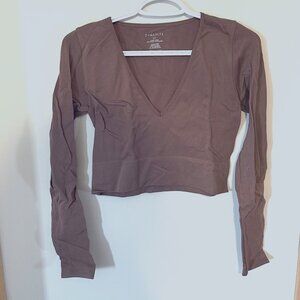 Fitted cropped v-neck